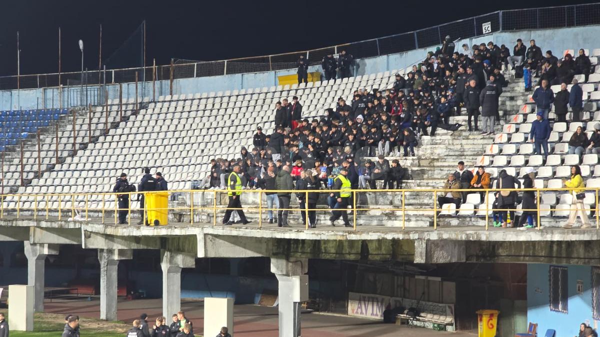 Ne-am întors în anii '90 » Imagini uluitoare de la Bistrița, înainte de Gloria - FCSB: fără scaune în tribune, iar peluza stă să CADĂ!