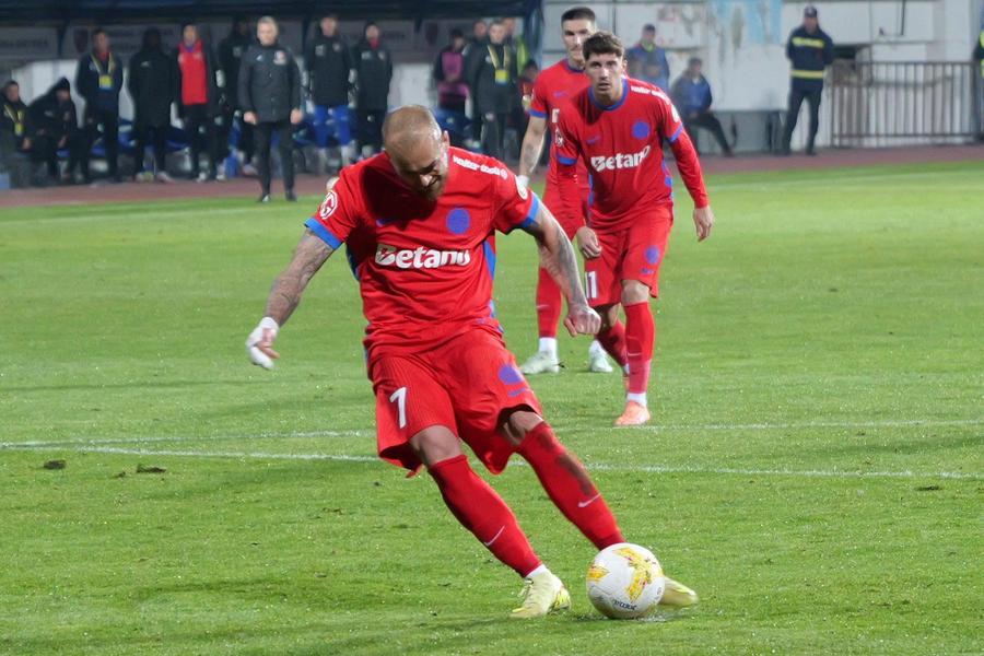 Denis Alibec în Gloria Bistrița - FCSB, Cupa României, 29.10.2025 // foto: Andrei Furnigă (GSP) OUT de la FCSB: jucătorii aflați pe lista neagră » Clubul a început deja reconstrucția