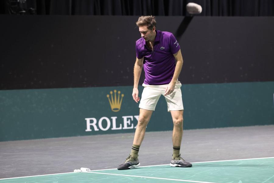 Nicolas Mahut și manșetele lăsate pe teren după ultimul meci al carierei Foto: Imago Images Și-a încheiat cariera la Paris, la 43 de ani, după ce în 2010 a fost unul dintre protagoniștii celui mai lung meci din istorie