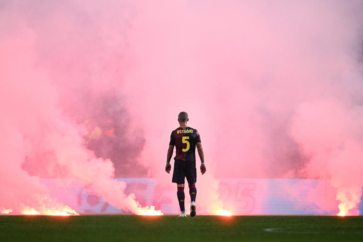 Suporterii lui Genoa au aruncat cu fumigene pe teren