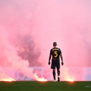 Suporterii lui Genoa au aruncat cu fumigene pe teren la meciul cu Cremonese / Foto: Imago Images