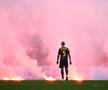 Suporterii lui Genoa au aruncat cu fumigene pe teren la meciul cu Cremonese / Foto: Imago Images