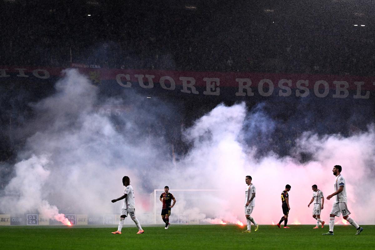 Suporterii lui Genoa au aruncat cu fumigene pe teren