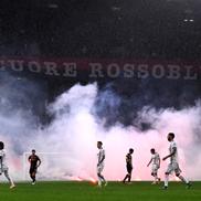 Suporterii lui Genoa au aruncat cu fumigene pe teren la meciul cu Cremonese / Foto: Imago Images