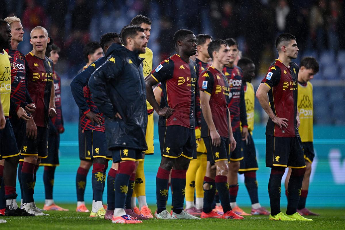 Suporterii lui Genoa au aruncat cu fumigene pe teren