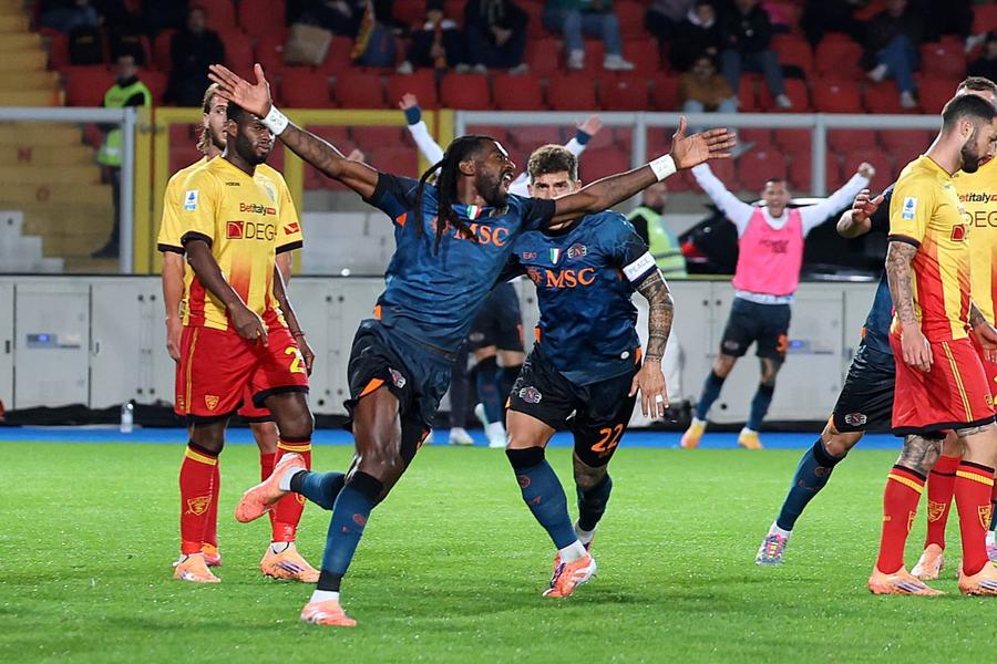 Frank Anguissa exultp după golul marcat cu capul în meciul Lecce - Napoli 0-1 pe „Via del Mare” / Foto: Imago Lovitură grea pentru Antonio Conte! » S-a rupt încă un titular al lui Napoli și va fi indisponibil între 3 și 4 luni