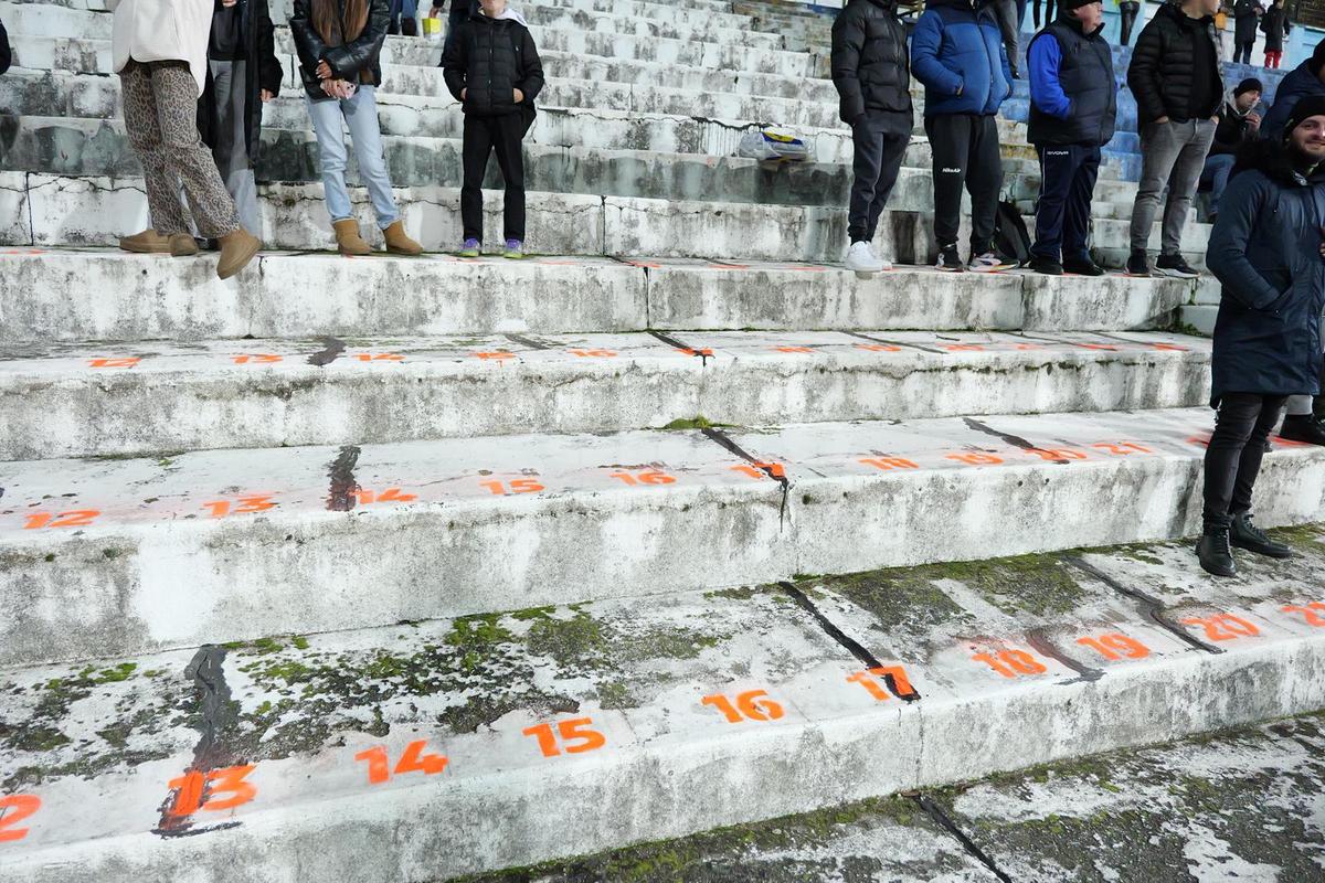 Ne-am întors în anii '90 » Imagini uluitoare de la Bistrița, înainte de Gloria - FCSB: fără scaune în tribune, iar peluza stă să CADĂ!