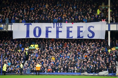 Fanii lui Everton cu un banner pe care scrie „Caramelele” / Imago Images