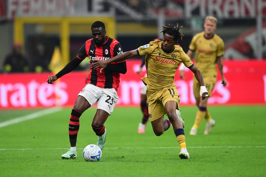 Fikayo Tomori a ieșit accidentat de pe teren înaintea marelui derby cu Inter // foto: imago images Veste importantă pentru Cristi Chivu: probleme pentru AC Milan înaintea marelui derby cu Inter