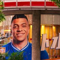 „Capul lui Mbappe peste poza dictatorului”