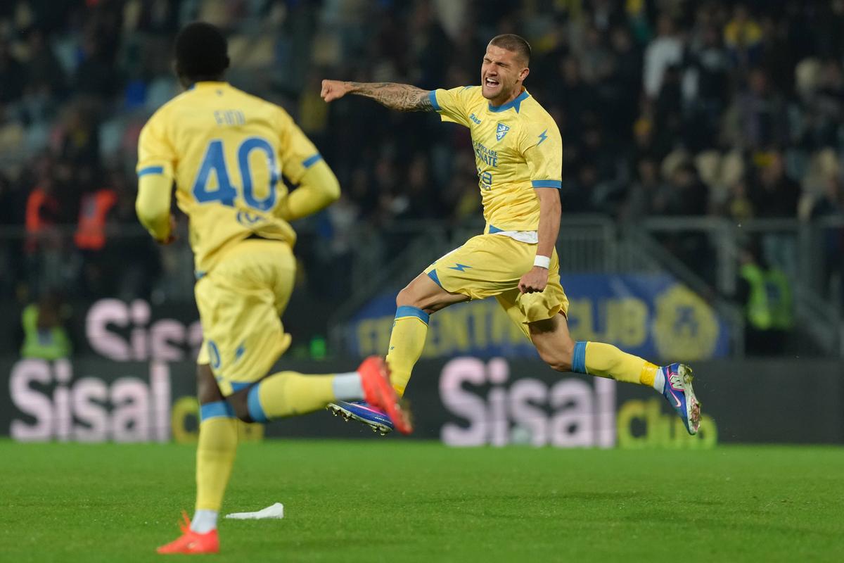 Daniel Bîrligea, „dublă” în Frosinone - Lecce // Foto: Imago Images