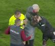 Marius Șumudică, îmbrățișându-l pe Issouf Macalou de la U Cluj în momentele de întrerupere