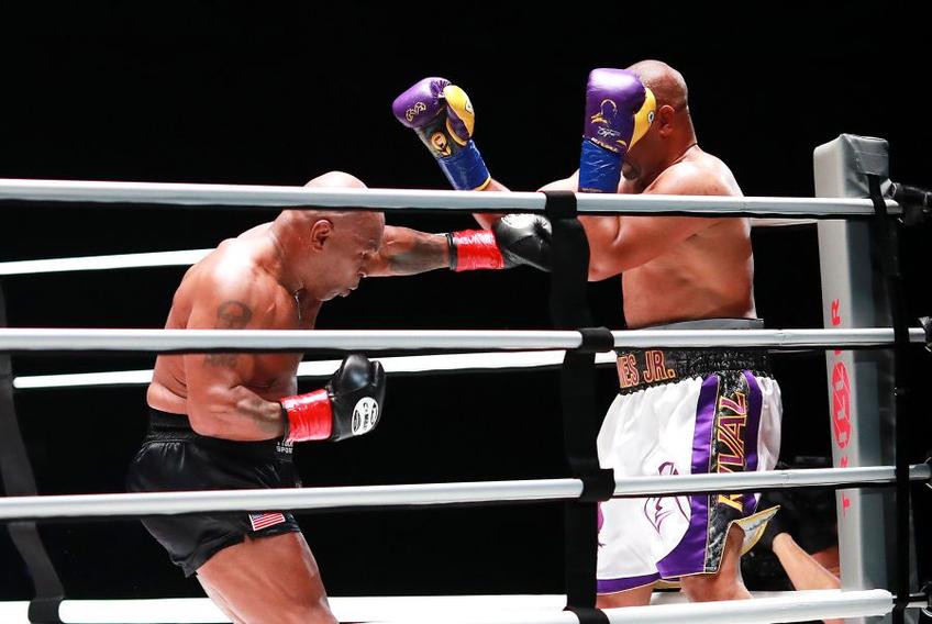 Mike Tyson (54 de ani) și Roy Jones Jr. (51 de ani) s-au luptat în această dimineață, la STAPLES Center din Los Angeles, California. După 8 runde spectaculoase, meciul s-a încheiat la egalitate // Sursă foto: BT Sport
