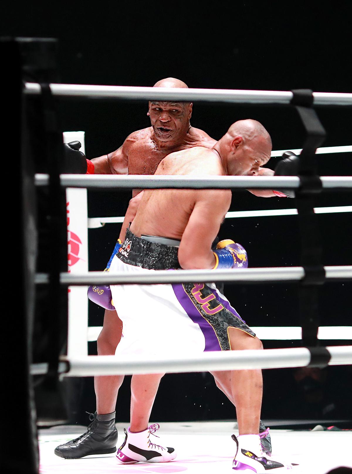 FOTO+VIDEO. Spectacol total în lupta dintre Mike Tyson și Roy Jones Jr. » Rezultat surprinzător: „Eu trebuia să câștig!”