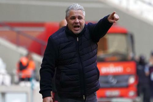 Marius Șumudică, antrenorul lui Gaziantep, va sta din nou în tribună, unde are deja trei prezențe.