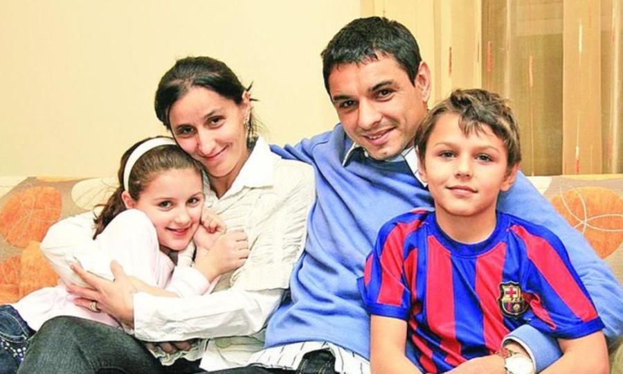 Ionel și Dana și cei doi copii, Ioana și George Un fost membru al Generației de Aur s-a căsătorit din nou, la doar două luni de la divorțul de fosta soție