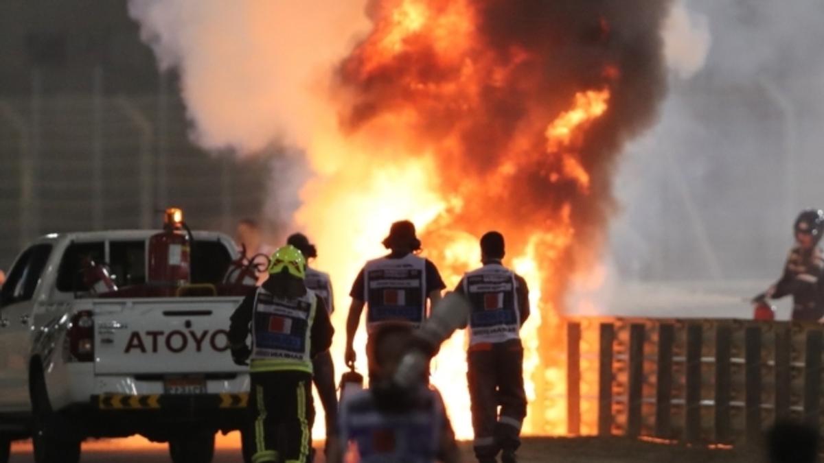 Lewis Hamilton, victorie la Bahrain, într-un Mare Premiu marcat de un incident grav: mașina lui Romain Grosjean a luat foc