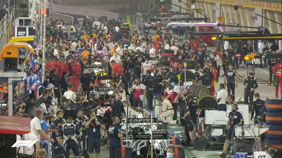Toată lumea așteaptă anunțul oficial în privința cursei din Bahrain Lewis Hamilton, victorie la Bahrain, într-un Mare Premiu marcat de un incident grav: mașina lui Romain Grosjean a luat foc