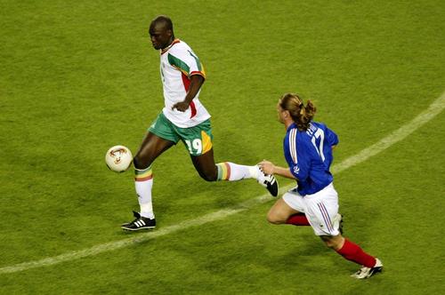 Papa Bouba Diop (tricou alb), în Senegal - Franța 1-0 // foto: Guliver/gettyimages