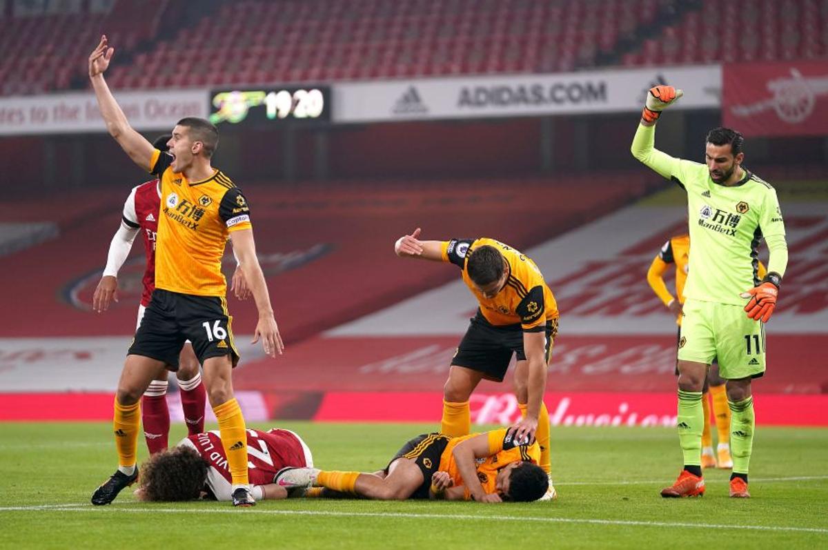 Moment șocant în Arsenal - Wolves » Întrerupere de 10 minute după o accidentare HORROR