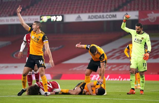 Moment șocant în Arsenal - Wolves » Întrerupere de 10 minute după o accidentare HORROR