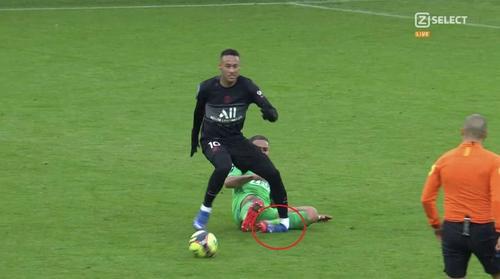 Neymar (29 de ani) va lipsi pentru PSG în acest final de an, după accidentarea suferită duminică de brazilian în victoria cu St. Etienne, 3-1.