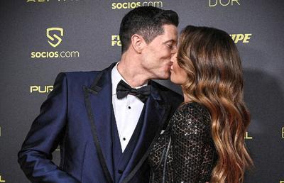 Au „sclipit”! Lewandowski, Messi și soțiile lor au întors toate privirile la Gala Balonului de Aur