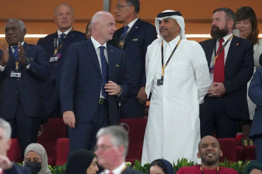 Al Thani, emirul Qatarului (dreapta), lângă Giani Infantino, președintele FIFA (stânga)/ foto Imago Images FIFA se asociază cu un gigant de 400 de miliarde de dolari și scoate un joc video, care NU va fi disponibil pe consolă!