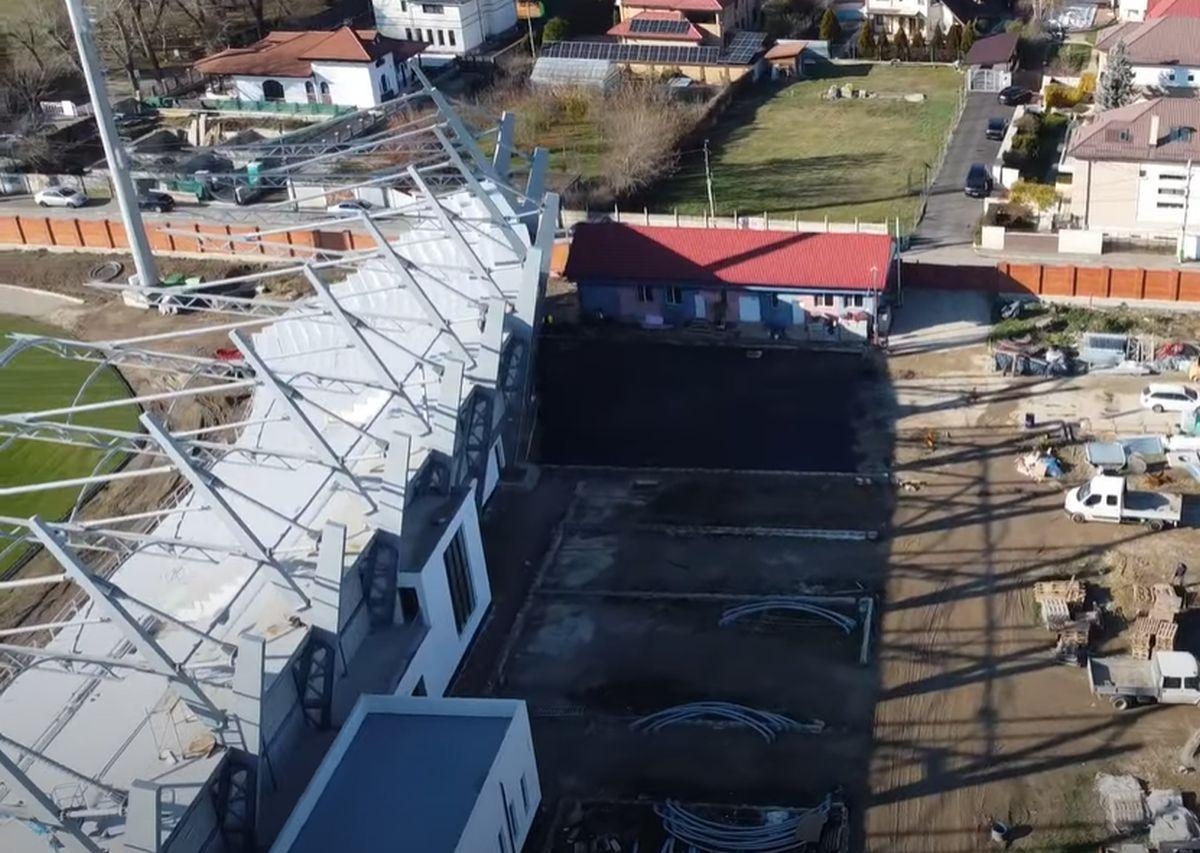 Asta le întrece pe toate! Tribuna noului stadion din Superliga, construită în jurul unei clădiri