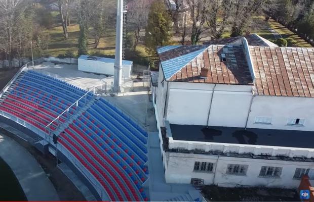 Asta le întrece pe toate! Tribuna noului stadion din Superliga, construită în jurul unei clădiri