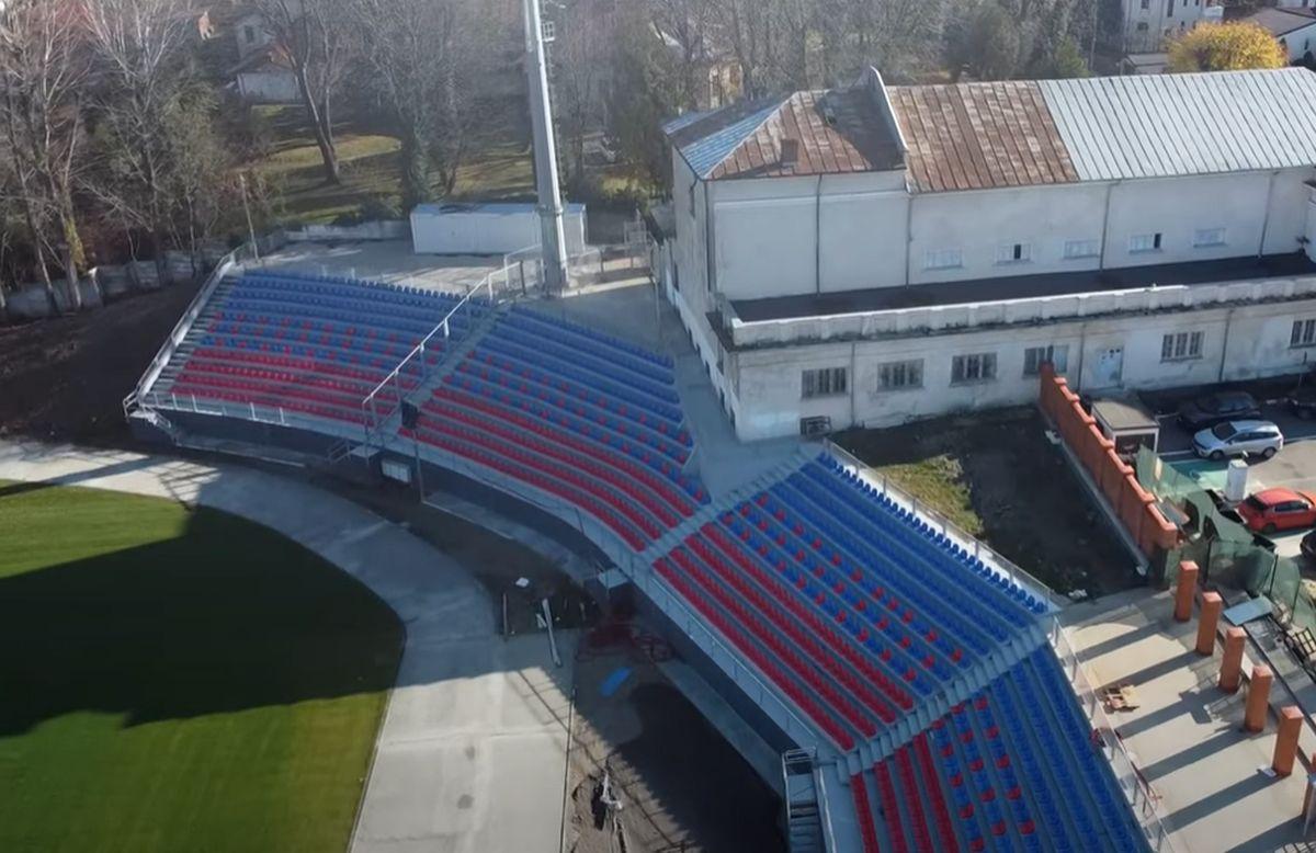 Asta le întrece pe toate! Tribuna noului stadion din Superliga, construită în jurul unei clădiri