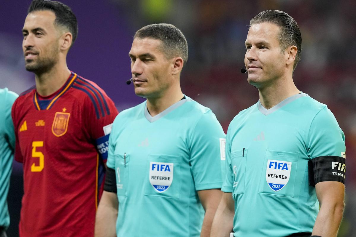 Cine este Istvan Kovacs, „centralul” care va arbitra finala Ligii Campionilor » Drumul dintr-un apartament din Carei, „șpaga” de 2 lei și debutul cu „roșu”