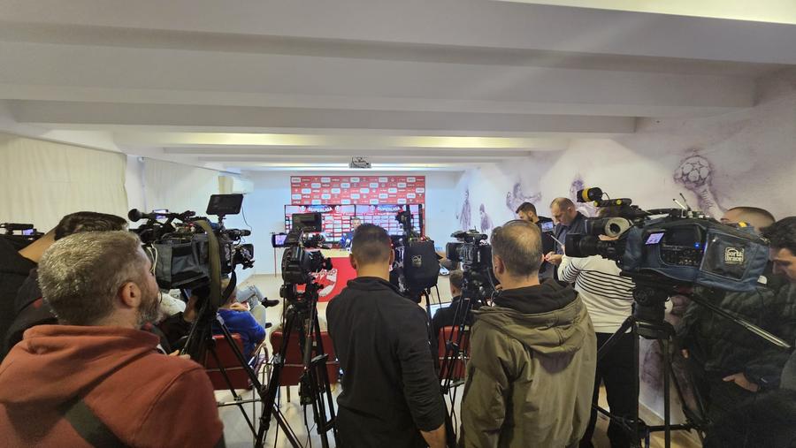 Aproximativ 30 de jurnaliști au fost prezenți la conferința de adio a lui Ovidiu Burcă Ovidiu Burcă și-a explicat plecarea de la Dinamo: „E cea mai bună decizie. Părea că nu puteam câștiga. Nu mă așteptam să fie așa greu în Liga 1”