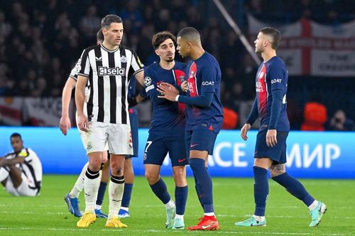 Fabian Schar, în stânga, în PSG - Newcastle // foto: Imago Images