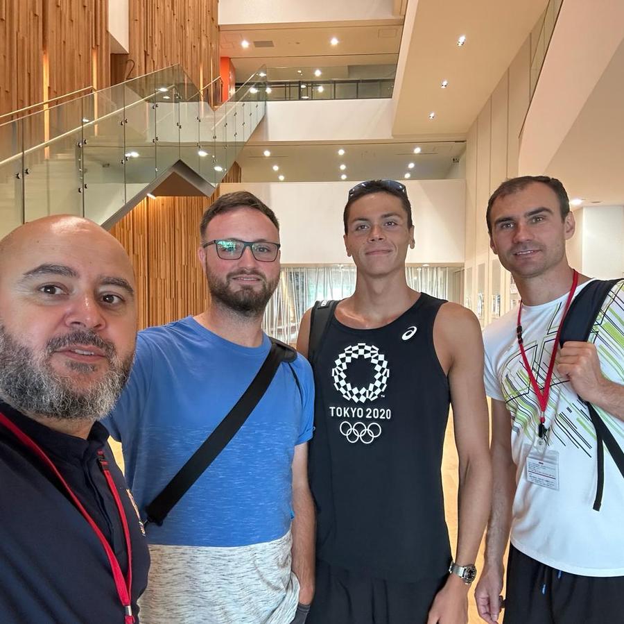 Marcel Ivan (stânga), alături de David Popovici, încadtrat de antrenorul Adrian Rădulescu și kinetoterapeutul Dragoș Luscan GSP a vorbit cu doi psihologi renumiți despre efectele abuzului asupra copiilor: „Ei devin sportivi în ciuda abuzurilor, nu datorită lor! Frica și anxietatea nu stimulează performanța”
