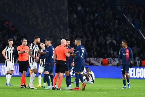 Bradley Barcola (dreapta), la sfârșitul meciului PSG - Newcastle 1-1 Foto: Imago