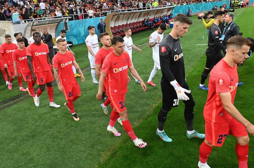 E pentru prima dată când Joyskim Dawa (numărul 5) e disponibil și nu prinde echipa de start la FCSB în două etape consecutive. Gazeta anticipa ieșirea camerunezului din schemă încă de la începutul lunii octombrie.