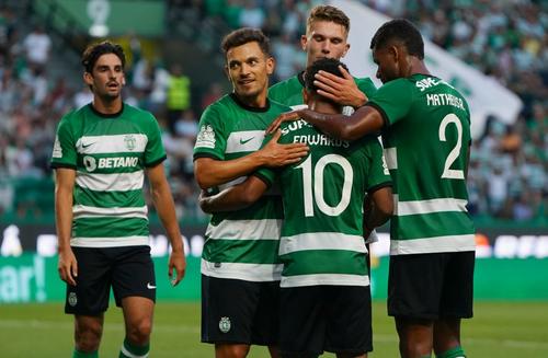 Marcus Edwards, în centrul coechipierilor de la Sporting Foto: Imago