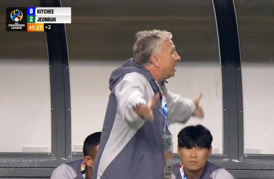 Dan Petrescu și-a vărsat nervii pe secunzii cu care lucrează zi de zi la Jeonbuk Motors Foto: Captură AntenaPlay Dan Petrescu, reacție șocantă în Liga Campionilor Asiei! Și-a insultat asistenții de pe banca de rezerve!