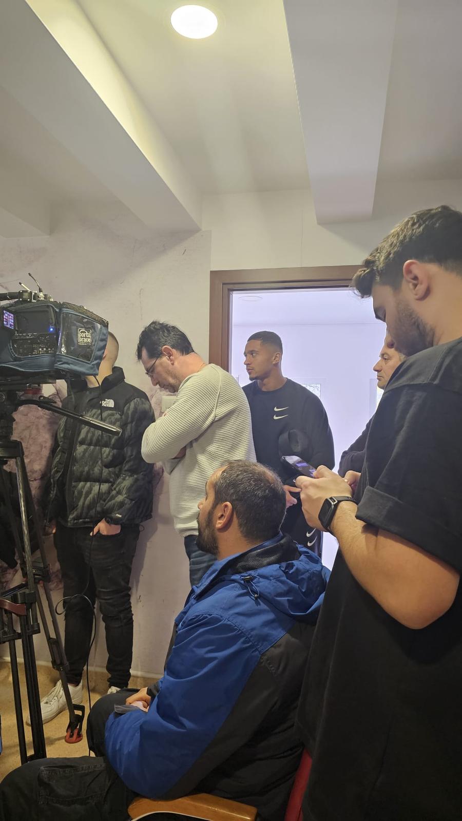 Quentin Bena a intrat în sala de conferințe pentru a asculta declarațiile lui Ovidiu Burcă Ovidiu Burcă și-a explicat plecarea de la Dinamo: „E cea mai bună decizie. Părea că nu puteam câștiga. Nu mă așteptam să fie așa greu în Liga 1”
