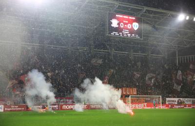 Derby și în tribune » Ironii și mesaje rasiste afișate de suporteri la Rapid - Petrolul