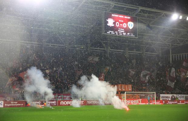 Derby și în tribune » Ironii și mesaje rasiste afișate de suporteri la Rapid - Petrolul