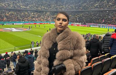 Cea mai hot fană a FCSB-ului a atras toate privirile la meciul cu Olympiakos » Imagini tari cu bruneta