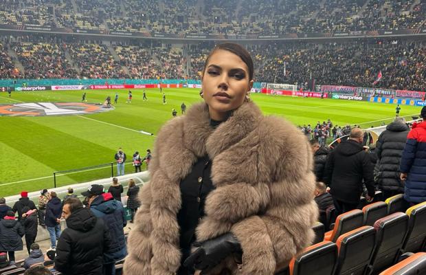 Cea mai hot fană a FCSB-ului a atras toate privirile la meciul cu Olympiakos » Imagini tari cu bruneta