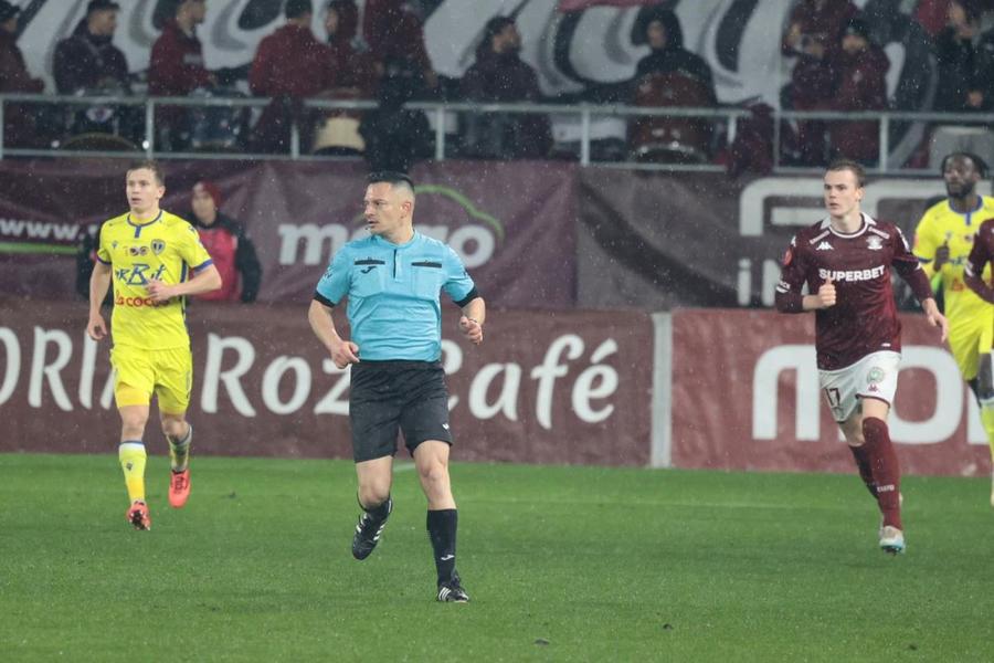 Iulian Dima / foto Ionuț Iordache (GSP) Moment rar întâlnit în fotbal » Incredibil ce a pățit arbitrul la Rapid - Petrolul + Au fost probleme și cu VAR-ul