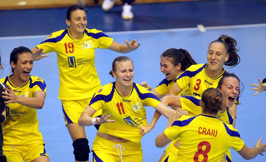 Bianca Bazaliu, în stânga imaginii, la titlul mondial de junioare din 2014 / FOTO: Imago A venit momentul pentru naționala de handbal feminin? A fost nevoie de 10 ani și de retragerea lui Neagu, dar coincidența e remarcabilă