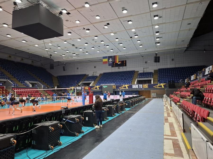 Așa arăta Sala Polivalentă din București, cu 20 de minute înaintea începerii partidei CSO Voluntari - MTK Stuttgart, din grupa E a Ligii Campionilor la volei feminin București: mic ghid de trântit ușa în nasul sporturilor
