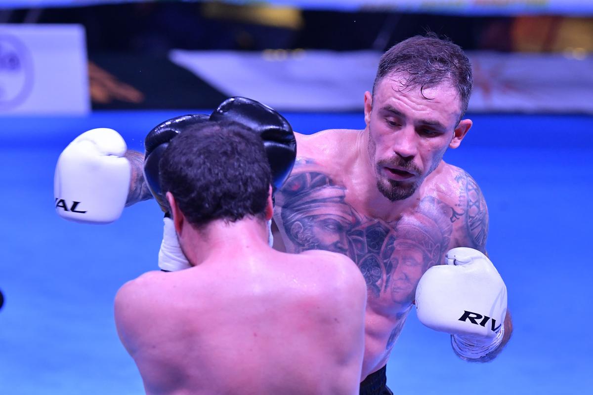 Ronald Gavril a câștigat centura WBF World » Și-a făcut KO adversarul în runda a 5-a