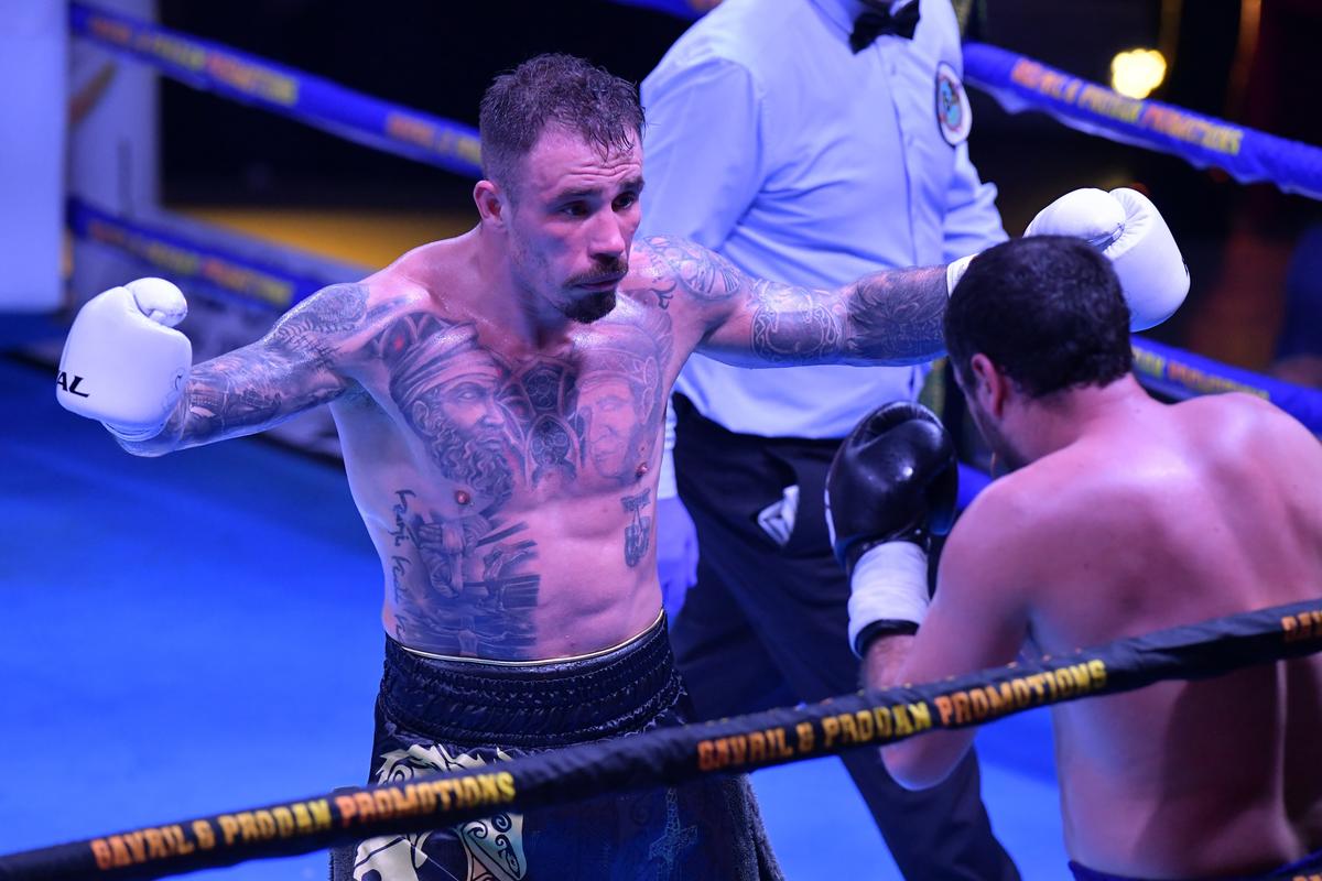 Ronald Gavril a câștigat centura WBF World » Și-a făcut KO adversarul în runda a 5-a