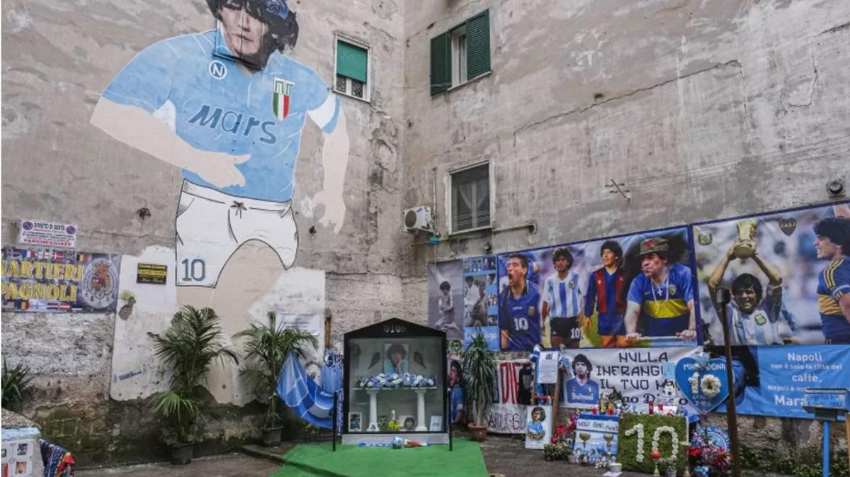 Portretul lui Diego Maradona pe un zid din Cartierul Spaniol în Napoli